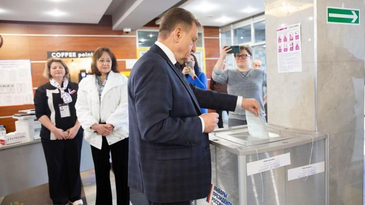 Глава Ставрополя принял участие в голосовании с супругой