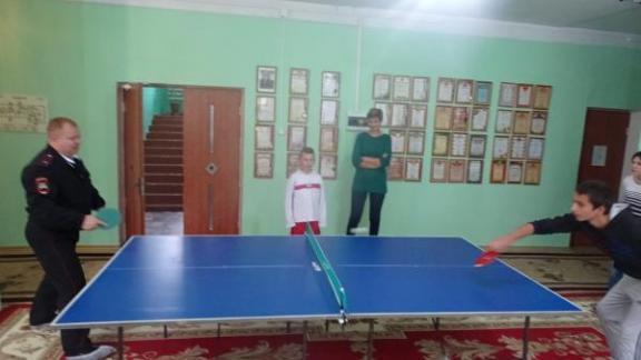 Начальник ГАИ Новоалександровского района играет в пинг-понг с детдомовцами