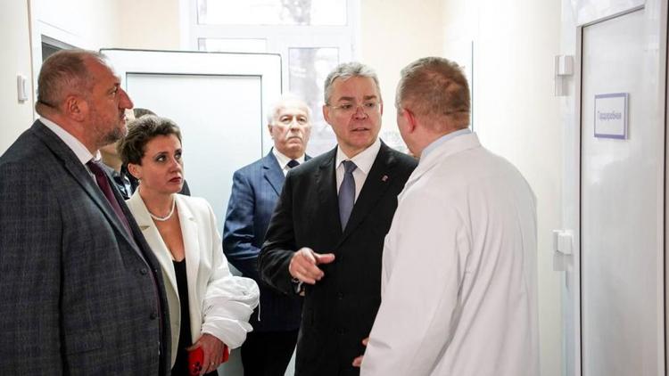 Губернатор Владимиров посетил обновленную больницу в Ипатовском округе