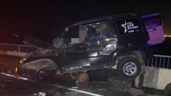 Пассажир внедорожника погиб после падения труб из грузовика на Ставрополье