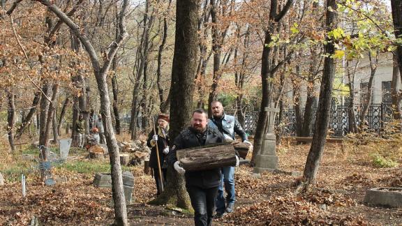 Православные активисты провели субботник на Успенском мемориале в Ставрополе
