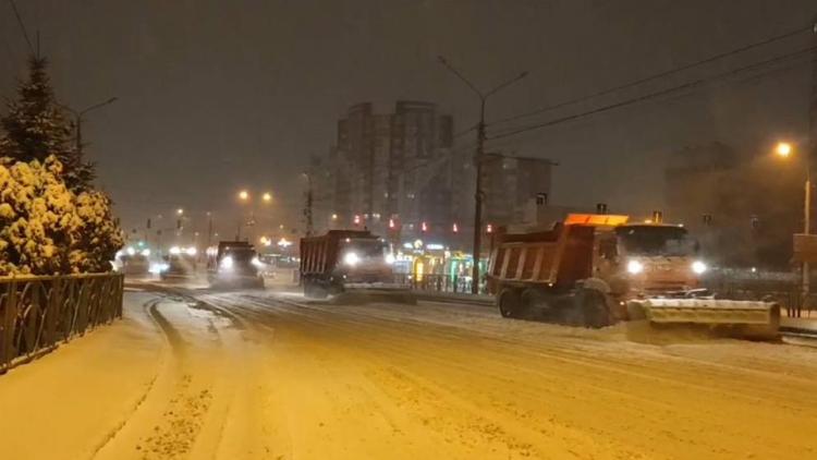 В Ставрополе коммунальщики всю ночь расчищали дороги от снега