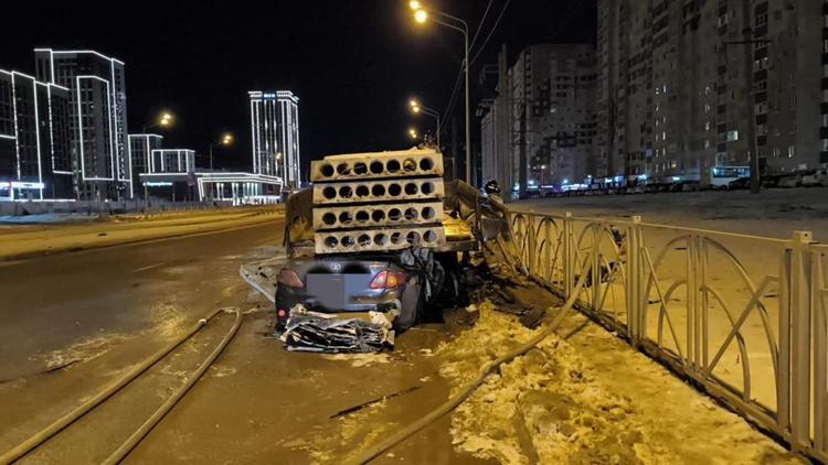 В Ставрополе легковушка «нырнула» под грузовик и загорелась
