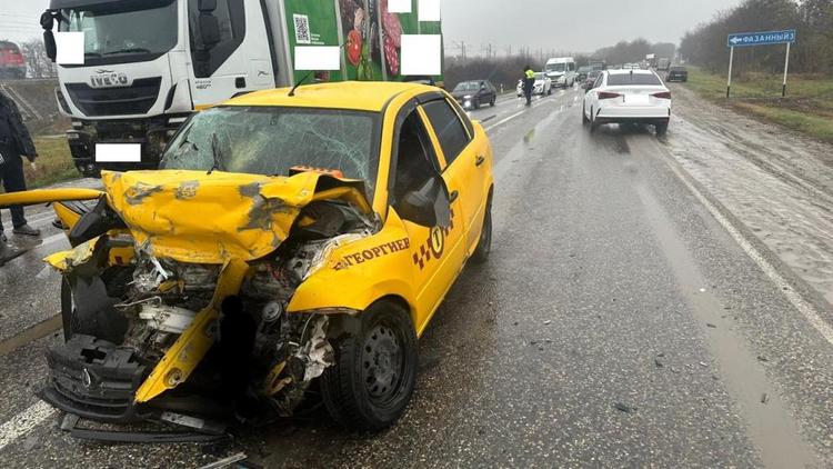 Водитель такси погиб в ДТП с грузовиком в Кировском округе Ставрополья