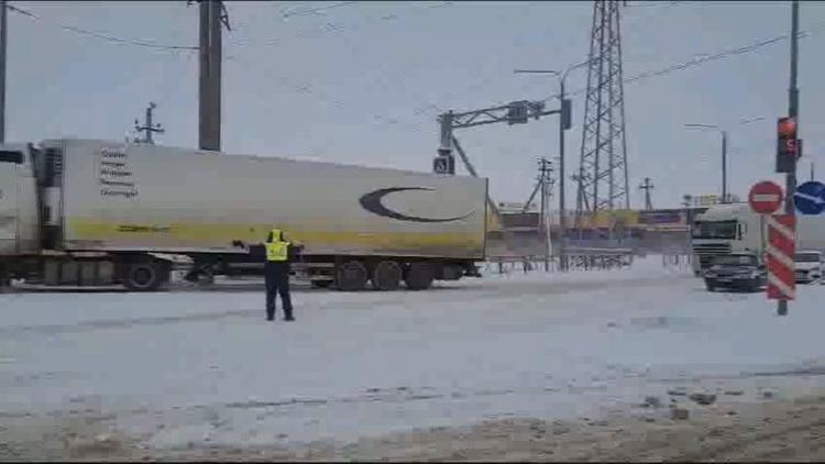 Автоинспекторы помогают застрявшим на зимних дорогах ставропольцам