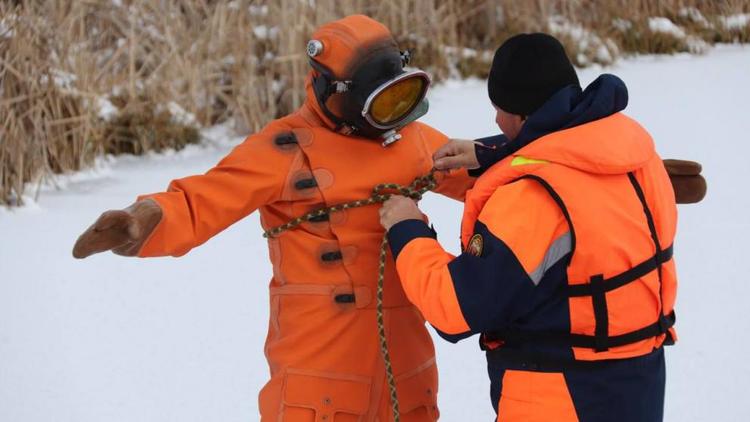 Спасатели провели тренировку на замёрзшем пруду в Ставрополе