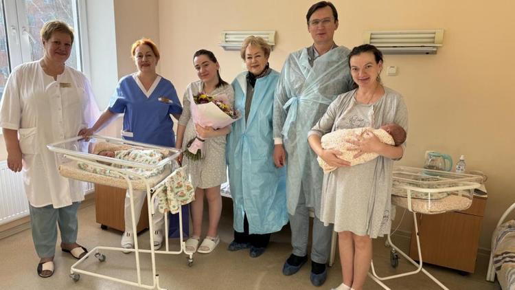 Мэр Кисловодска поздравил мам малышей, рождённых в канун Нового года