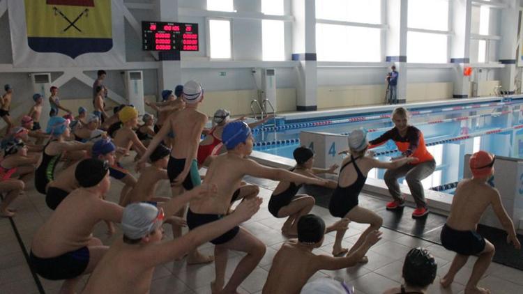 В плавательном бассейне «Юность» села Александровского соревновались дети