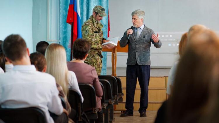 Школьники Благодарненского округа Ставрополья встретились с участником СВО
