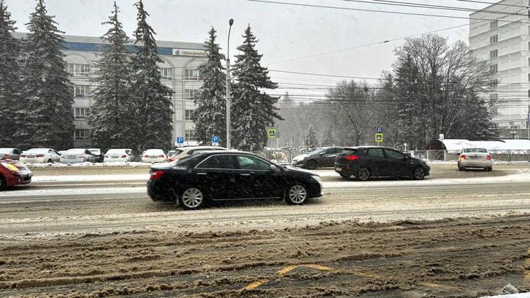 Сильный боковой ветер осложнил ситуацию на дорогах Ставрополья 6 февраля