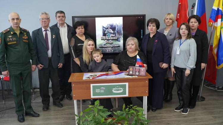 В школах Ставрополья продолжают открывать парты Героев