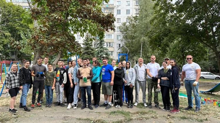 В Ставрополе волонтеры привели в порядок детские площадки