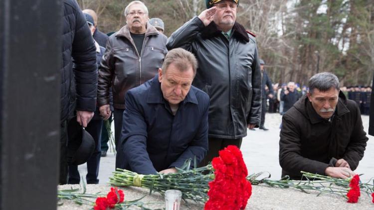 В Ставрополе возложили цветы к памятнику «Погибшим землякам»