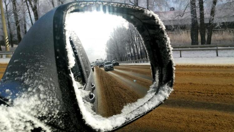 На Ставрополье призывают водителей снижать скорость на заснеженных дорогах