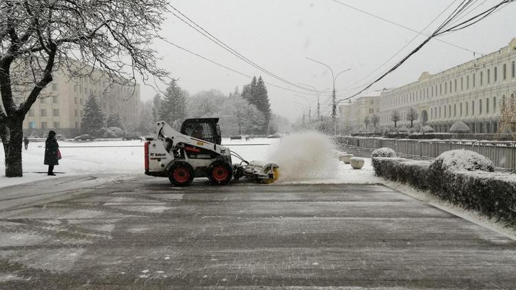 В снегопад в Ставрополе работают 53 единицы спецтехники