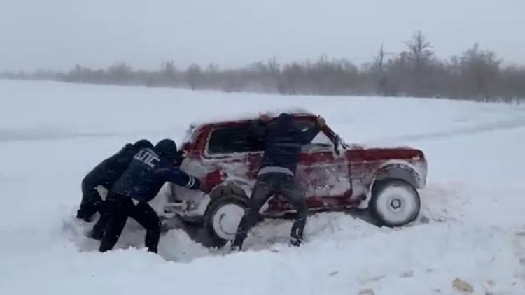На Ставрополье дорожные инспекторы помогают «заложникам» снежных заносов и гололёда