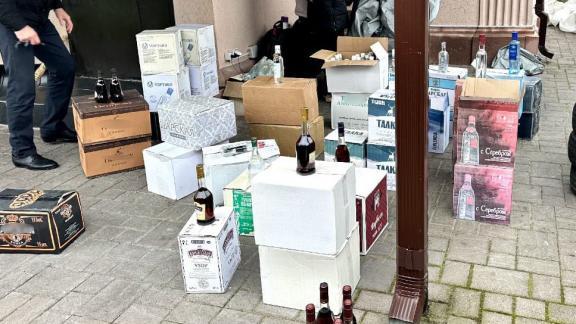 Трое ставропольцев подозреваются в продаже контрафактного алкоголя