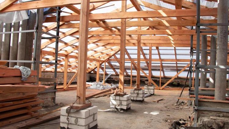 На Ставрополье застройщик отказался ремонтировать крышу многоэтажки после урагана