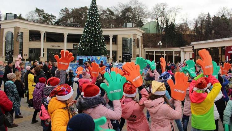 Карнавальную «новогоднюю милю» весело пробежали жители и гости Кисловодска