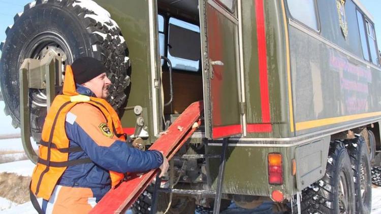 Застрявшим на ставропольской полевой дороге водителям из КЧР помогли спасатели