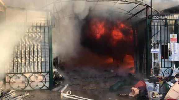 В Светлограде тушат пожар на центральном рынке