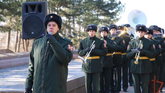 Военный оркестр выступил на митинге 81-й годовщины освобождения Пятигорска от фашистов