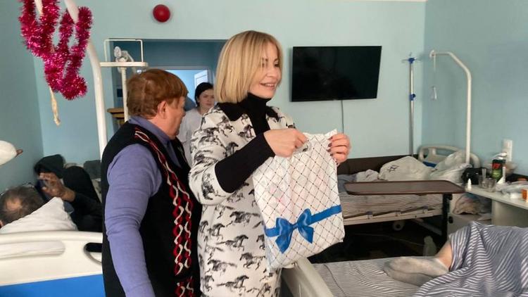 Активисты «Единой России» навестили пациентов военного госпиталя